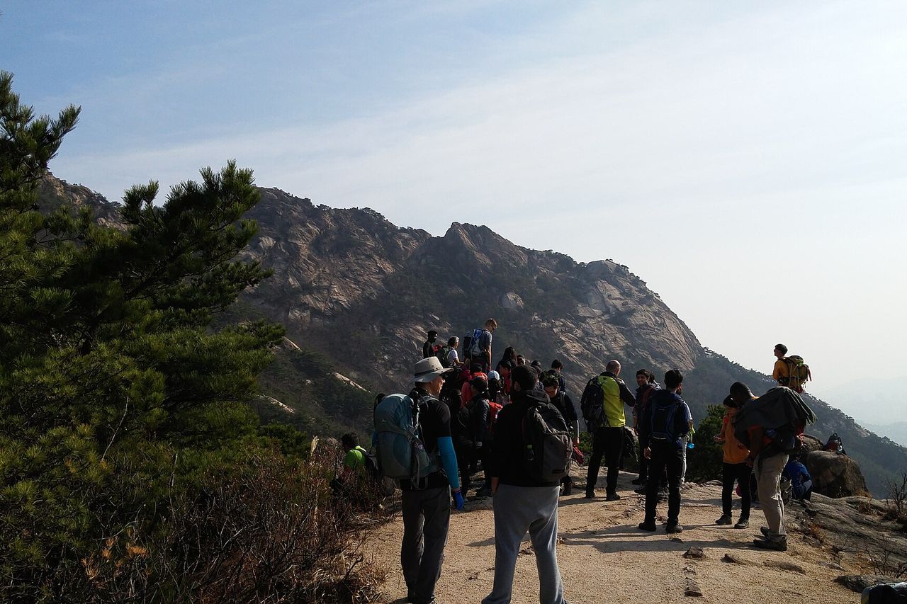 주말의 북한산은 이런 모습이다. 세계 각국 등산객이 섞여 걷는, 산 전체