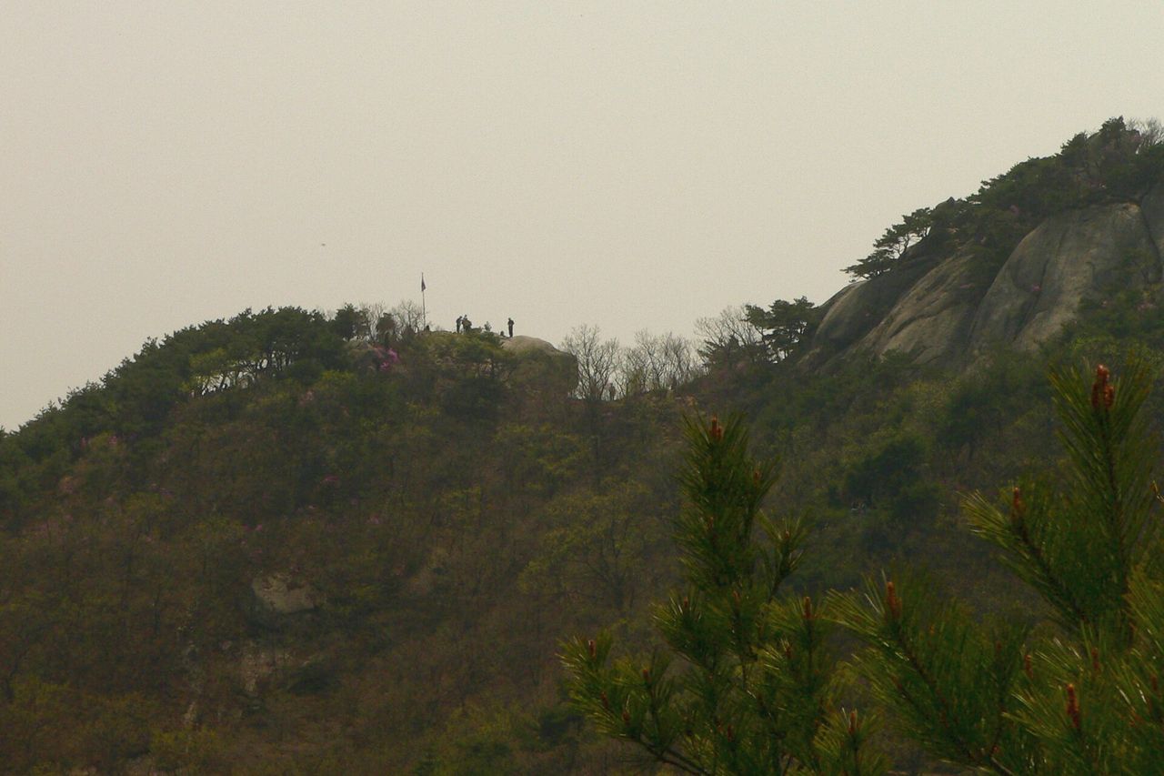 봄 능선길. 바위 위에 서면 태극기가 먼저 반긴다. ⓒWikimedia