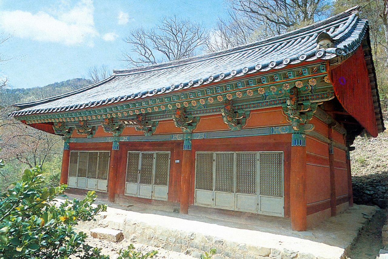 장곡사 상대웅전. 이 절은 대웅전이 위아래로 두 채인, 보기 드문 가람이