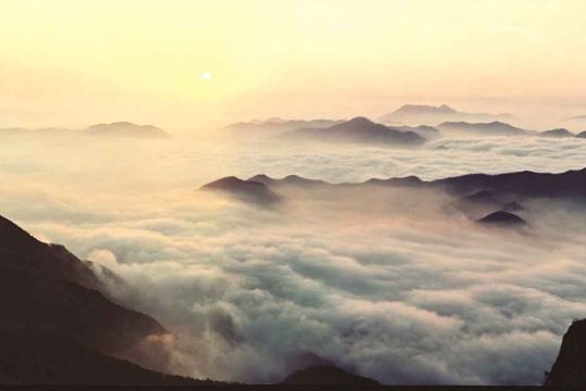 여름 — 여름 새벽의 운해. 협곡이 구름을 가둔다 ⓒ한국관광공사 TourAPI