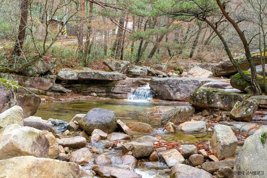 대야산 용추계곡. 암반 위를 물이 계단처럼 흘러내린다. ⓒ한국관광공사 T