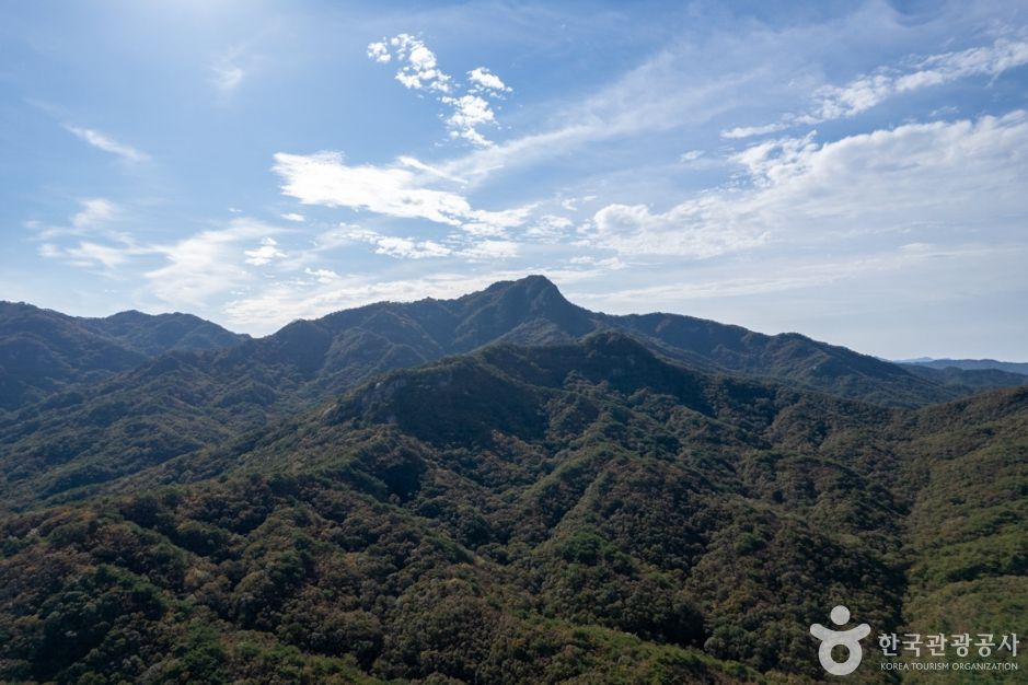 가을 — 초가을 대야산 능선. 단풍이 능선부터 내려오기 시작한다. ⓒ한국관광공사