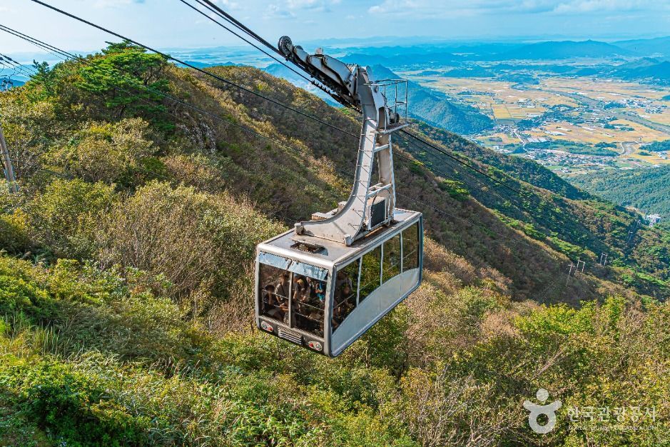 고계봉(638m)을 오르내리는 케이블카. 선로 1.6km를 8분에 잇는다