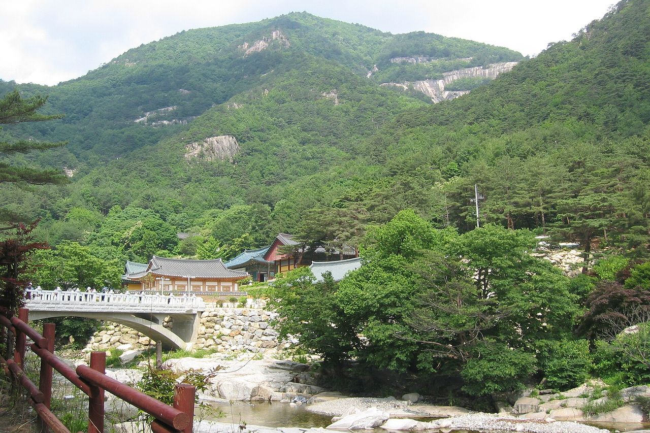 계곡 초입의 천년고찰 삼화사. 산행 전후로 들르기 좋다. ⓒeimober