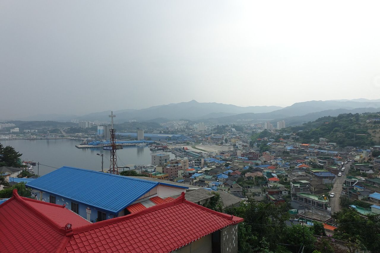 산 아래 묵호항. 산행 후 회 한 접시가 이 동네의 정석 코스다. ⓒ최광