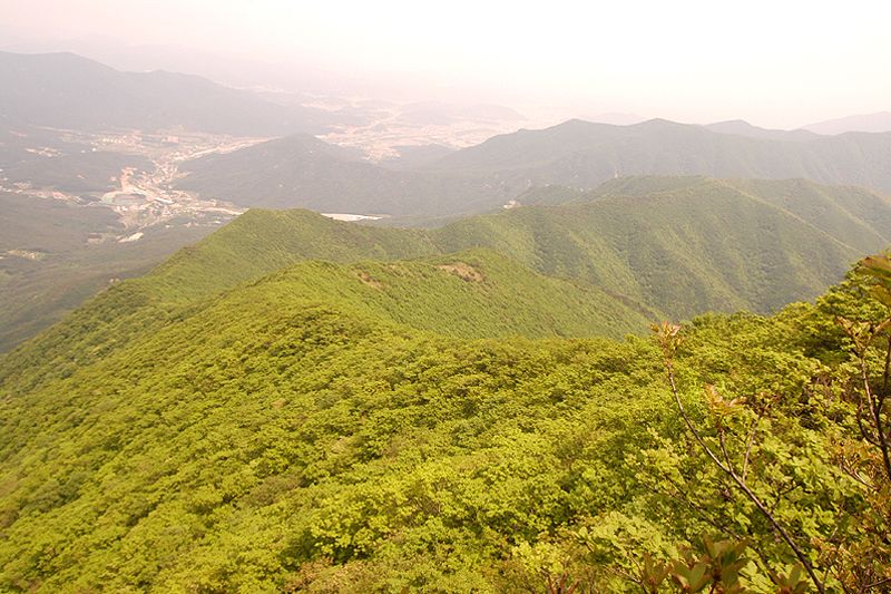 가지산 정상에서 내려다본 마을과 능선