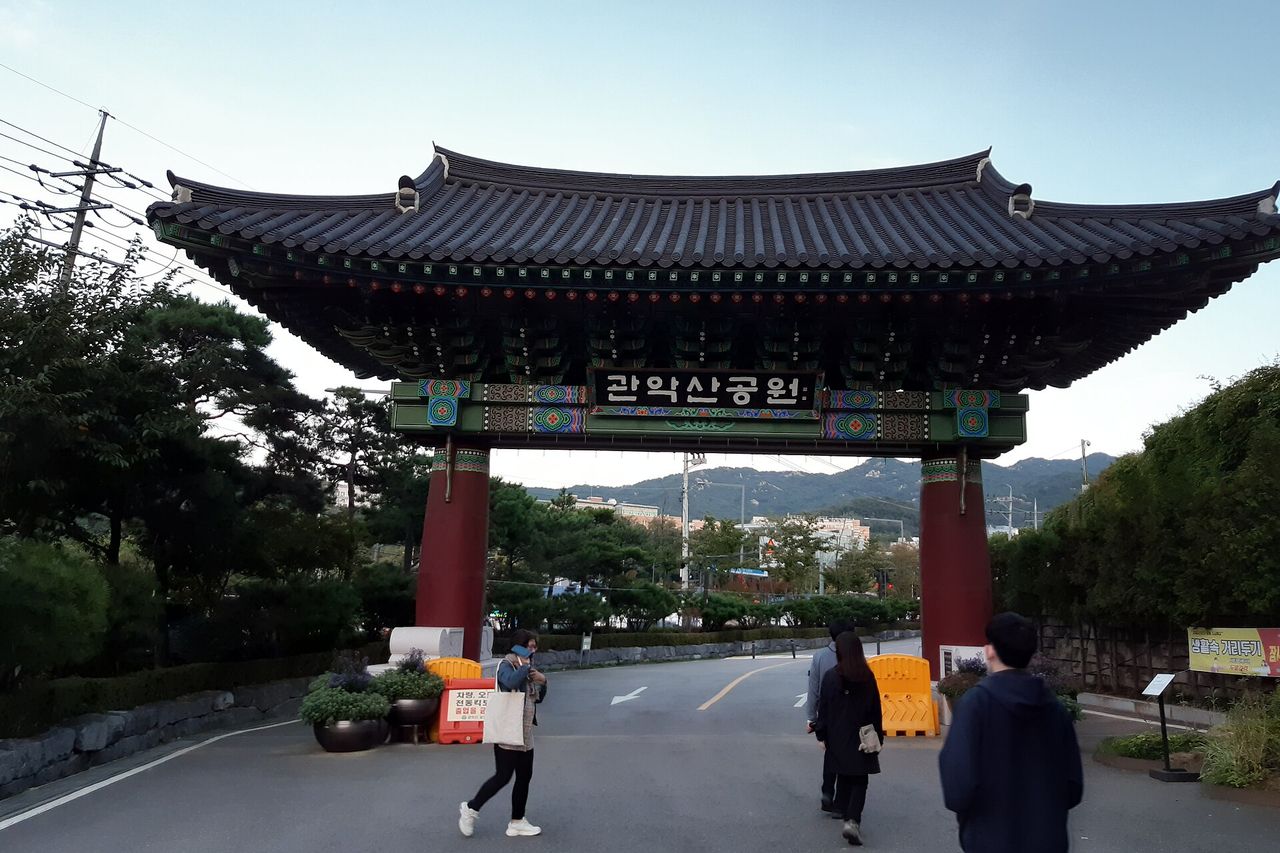서울대 방면 들머리인 관악산공원 일주문. 계곡길 산행이 여기서 시작된다.