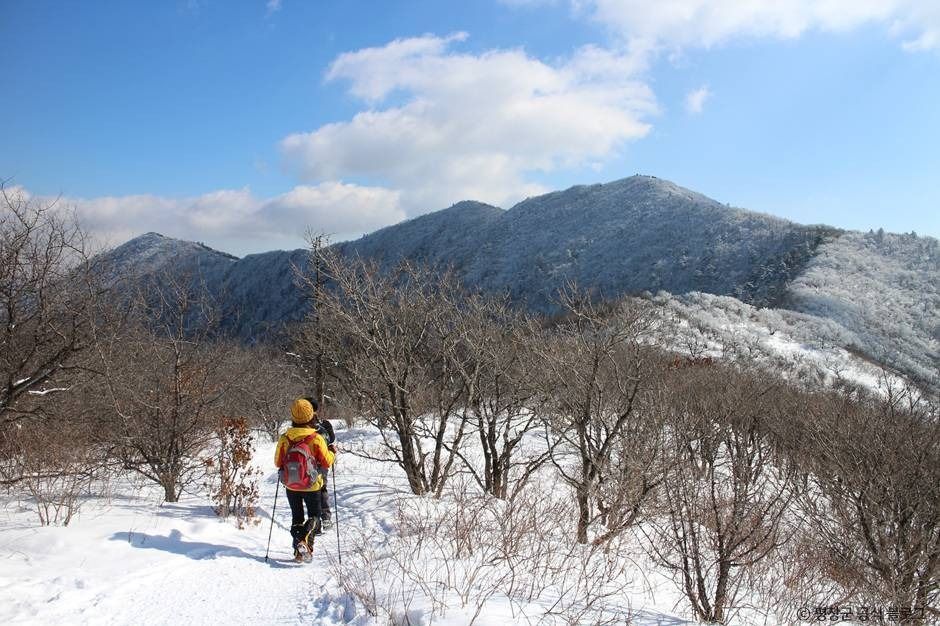눈 덮인 능선을 걷는 산행객. 운두령 코스의 겨울 표정이다. ⓒ한국관광공