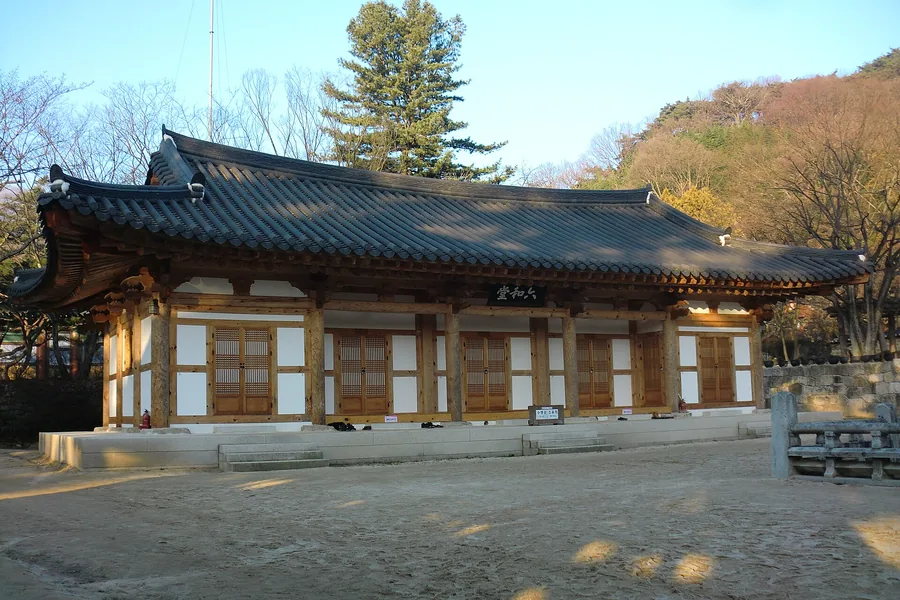 직지사 경내. 산행 전후로 둘러보기 좋다 ⓒhyolee2 · CC BY-