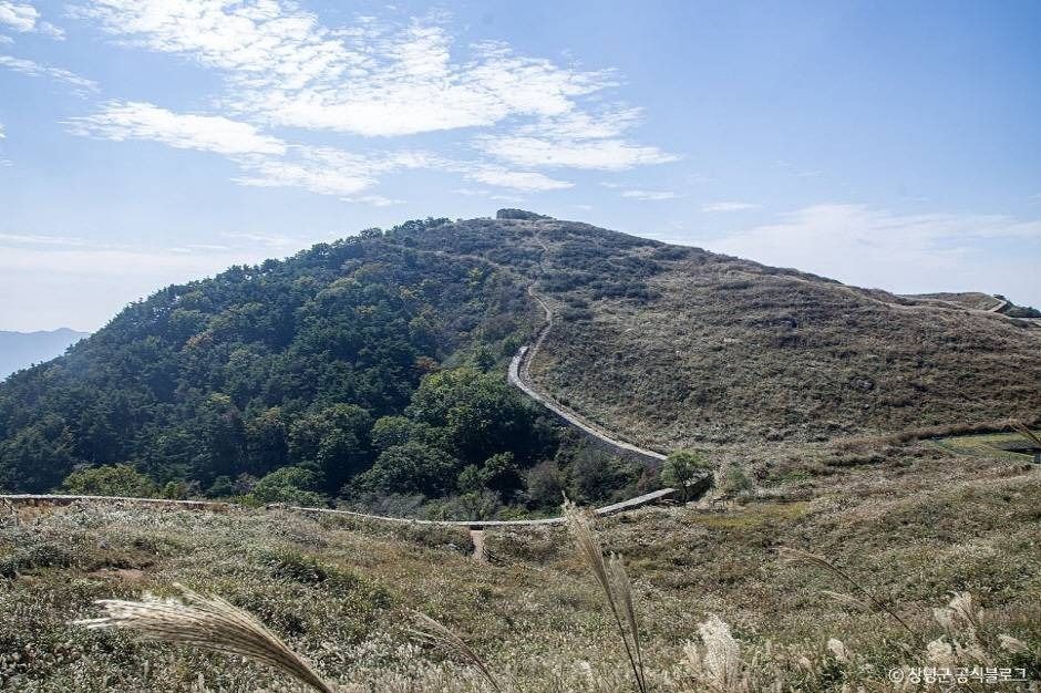 화왕산성 성곽길과 억새 능선