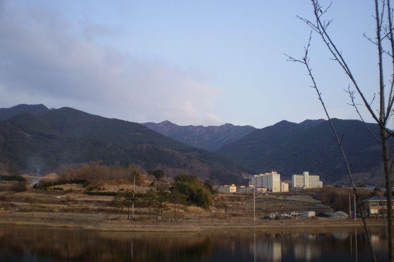 겨울 — 물가 너머로 바라본 화왕산 능선. 창녕읍의 진산답게 읍내 뒤로 병풍처럼