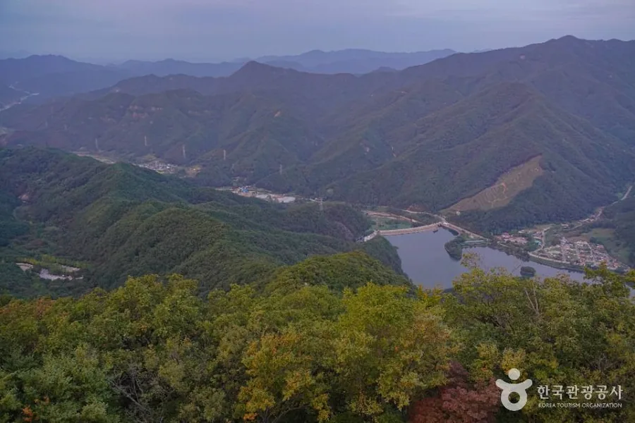 적상산 전망대에서 본 적상호와 무주 산줄기. 산 정상부에 호수가 있다 ⓒ