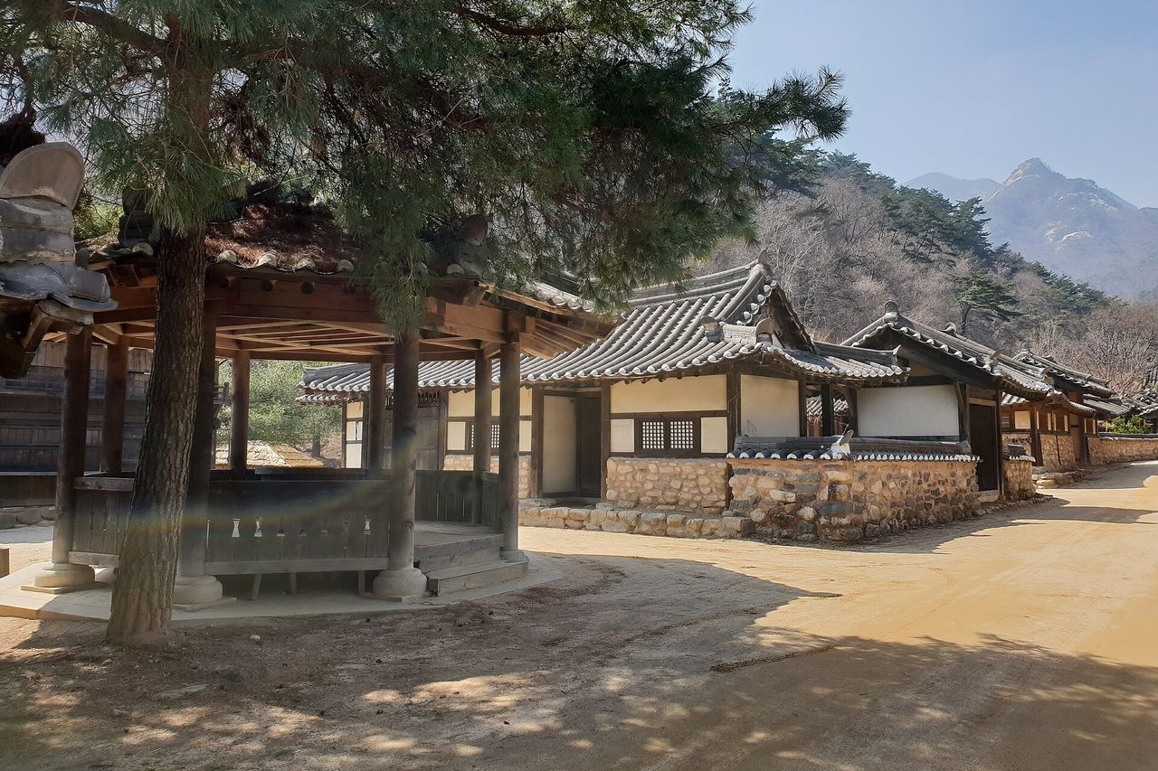 문경새재 오픈세트장. 태조 왕건부터 킹덤·슈룹까지 사극이 여기서 찍혔다.