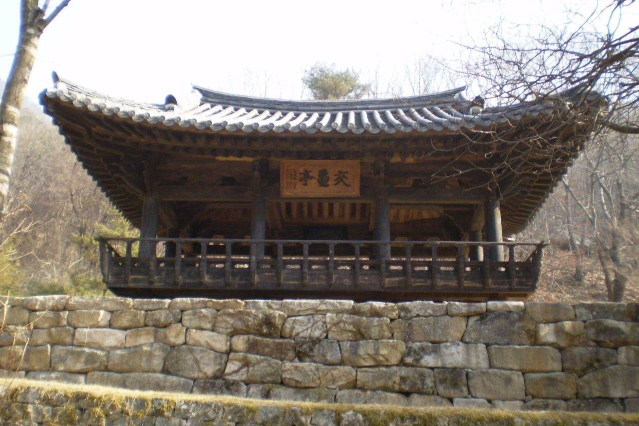 옛길 가에 앉은 교귀정. 경상감사가 업무를 주고받던 자리로 전한다. ⓒW