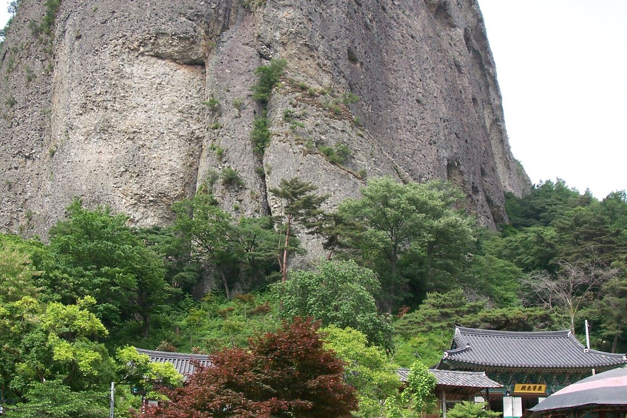 마이산 바위 봉우리 아래의 절
