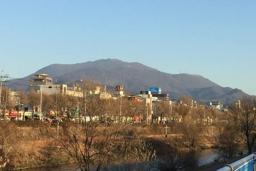 광주 시내에서 바라본 무등산 전경