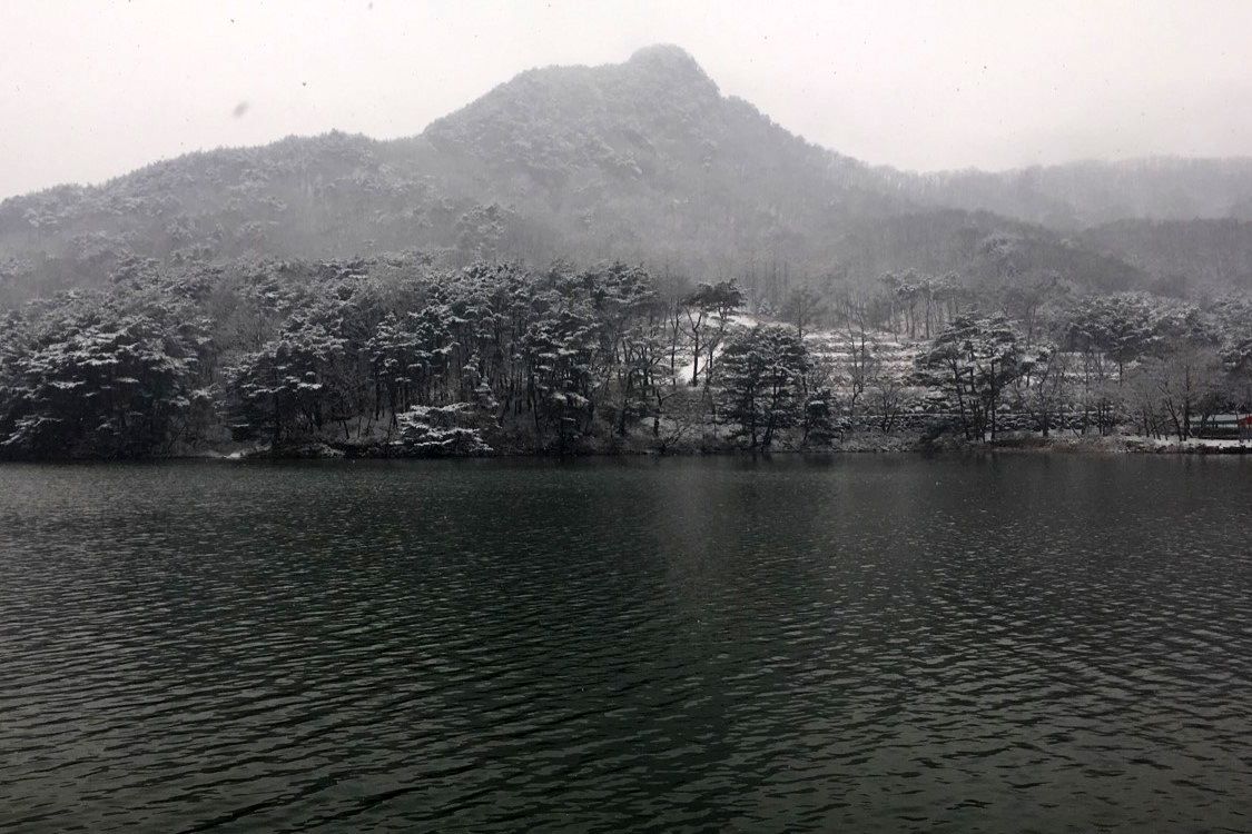 겨울 산정호수 수면과 눈 덮인 산자락