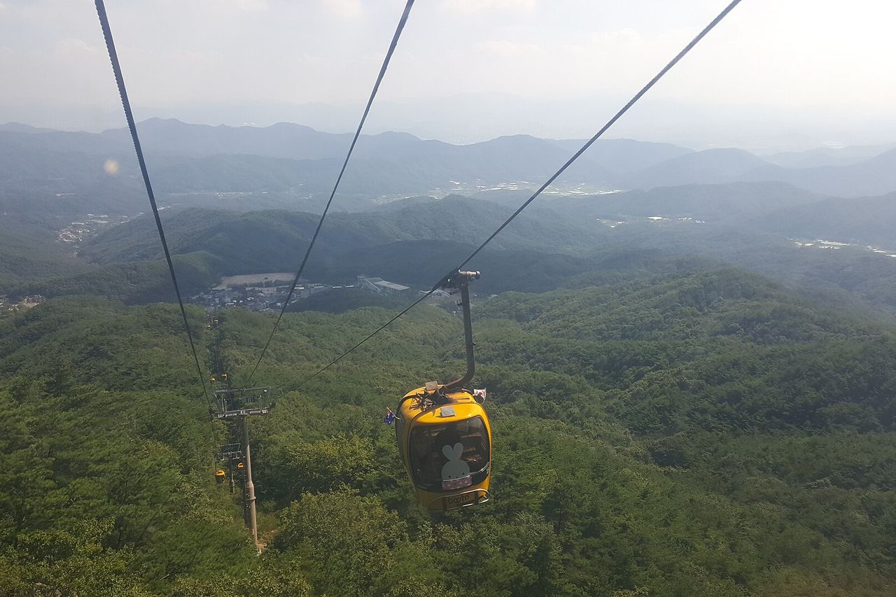 팔공산케이블카 캐빈과 능선 전망