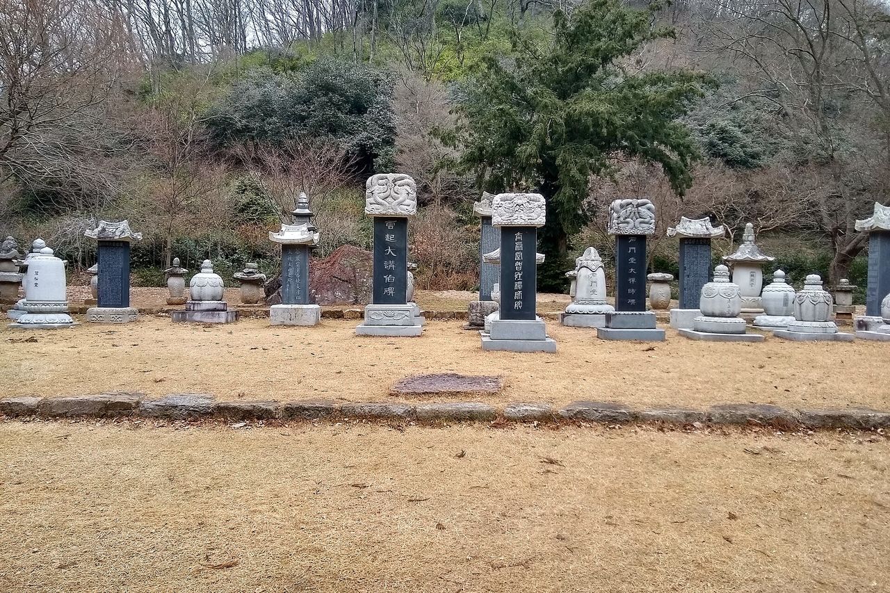 선운사 부도밭. 옛 스님들의 사리탑과 비석이 줄지어 서 있다. ⓒLanc