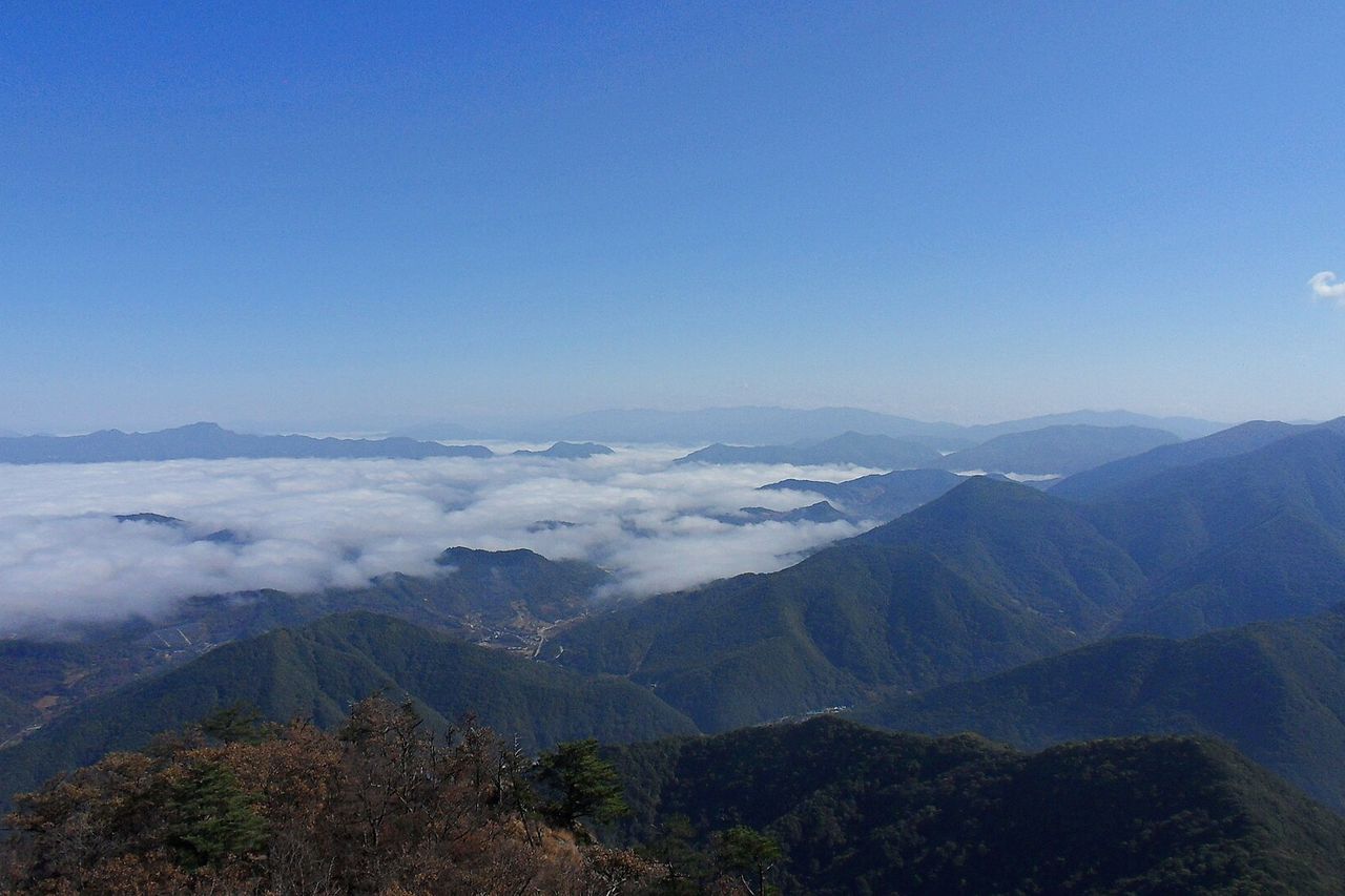 월악산에서 본 운해와 소백산 방면 산줄기
