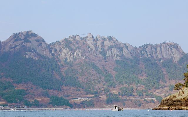 바다에서 본 사량도 지리산 암릉
