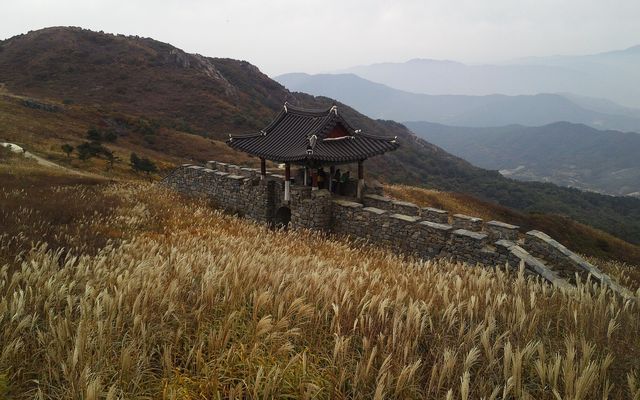 황매산 억새 능선과 정자