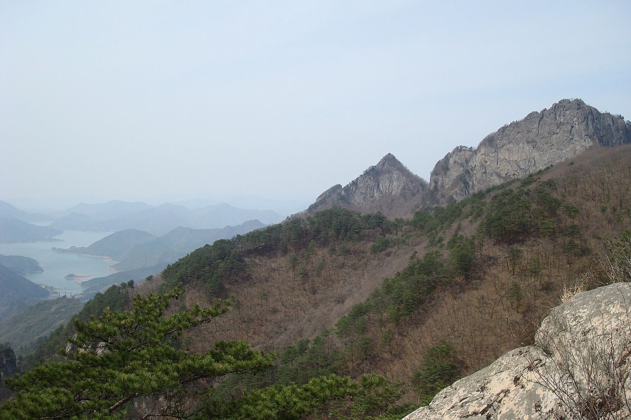 월악산 영봉 암봉과 충주호 원경
