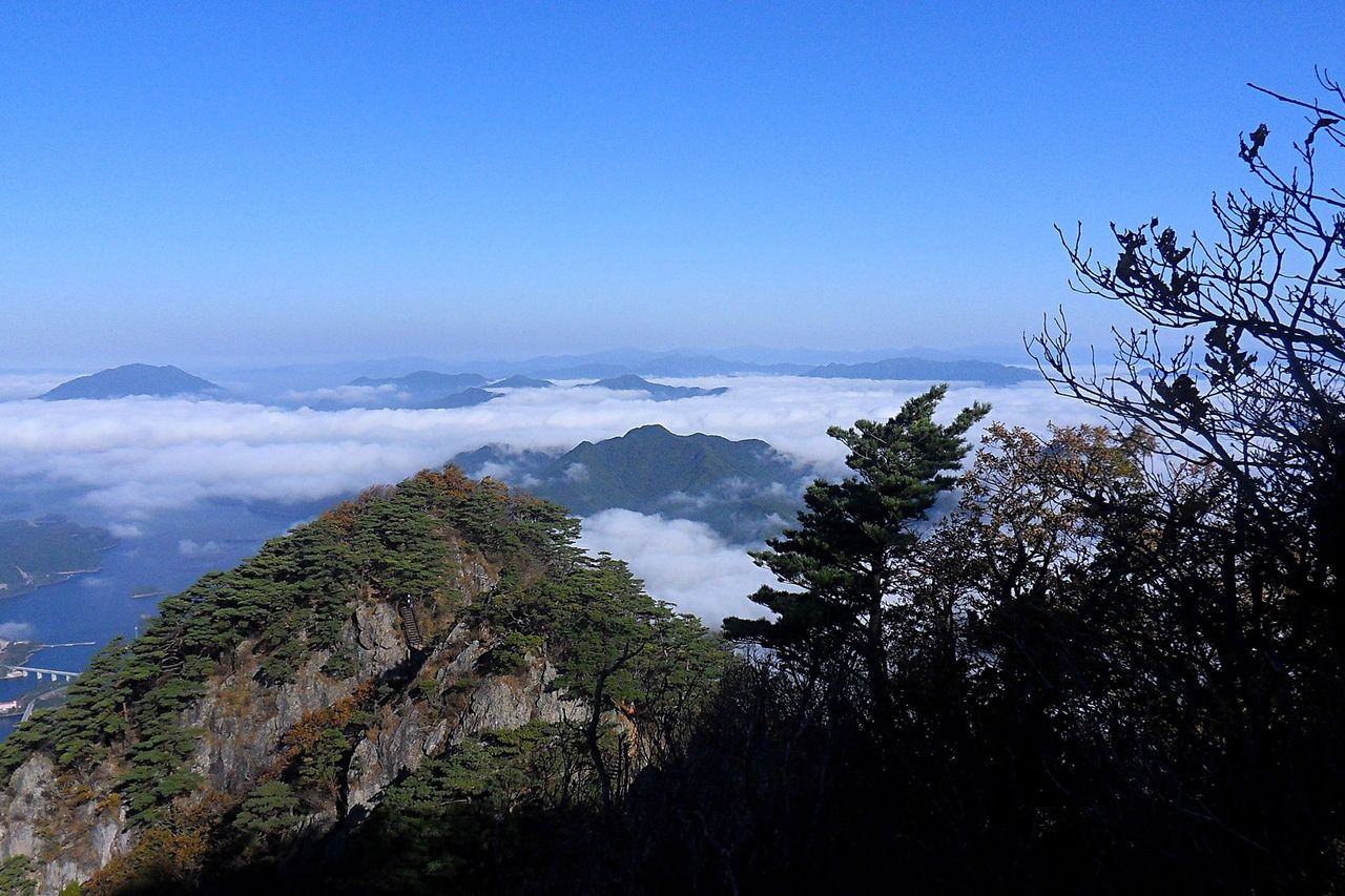 가을 — 영봉 능선에서 본 운해와 충주호. 일교차 큰 아침에 자주 뜨는 장면이다
